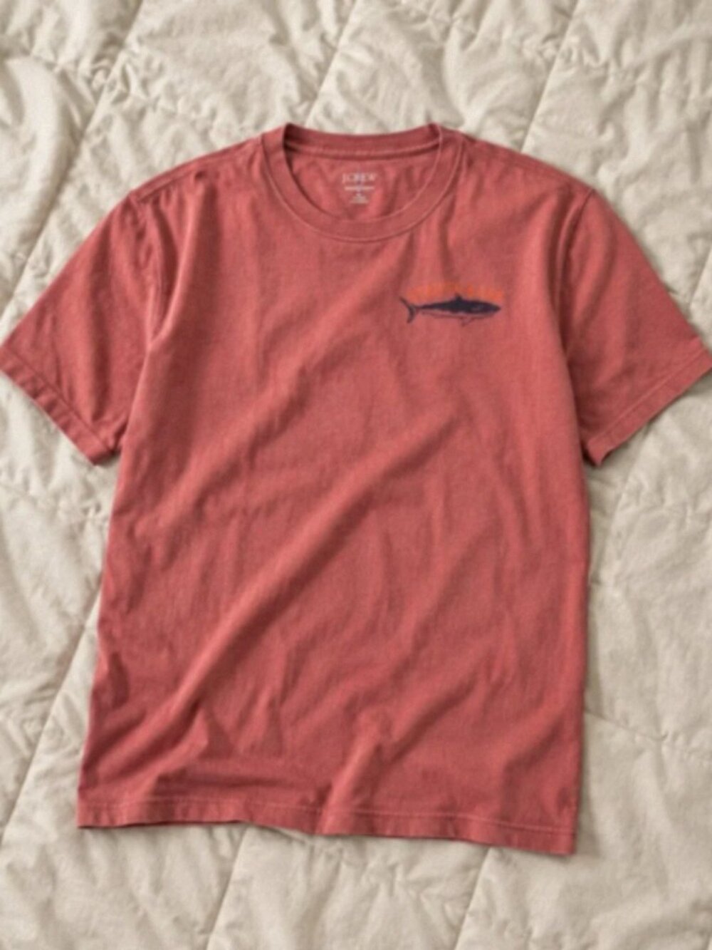 Red short-sleeved T-shirt